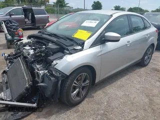 2018 Ford Focus SE z VIN 1FADP3FE4JL214013, wystawiony jako IAAI lot #42180138 z przebiegiem 72 550 mil mil oraz . Historia ofert i sprzedaży dostępna na DreamBid. Obrazek 2.