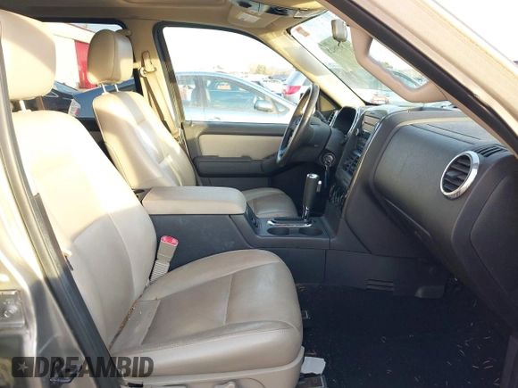 2008 Ford Explorer XLT z VIN 1FMEU63E28UA84438, wystawiony jako IAAI lot #41369828 z przebiegiem 172 585 mil mil oraz . Historia ofert i sprzedaży dostępna na DreamBid. Obrazek 5.