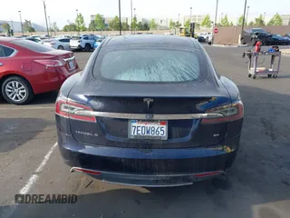 2014 Tesla Model S 60 z VIN 5YJSA1H11EFP30596, wystawiony jako IAAI lot #42235901 z przebiegiem 143 837 mil mil oraz . Historia ofert i sprzedaży dostępna na DreamBid. Obrazek 17.