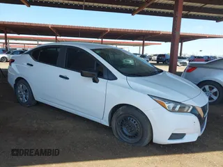 2020 Nissan Versa S z VIN 3N1CN8DV2LL845171, wystawiony jako IAAI lot #40099344 z przebiegiem 47 336 mil mil oraz . Historia ofert i sprzedaży dostępna na DreamBid. Obrazek 1.