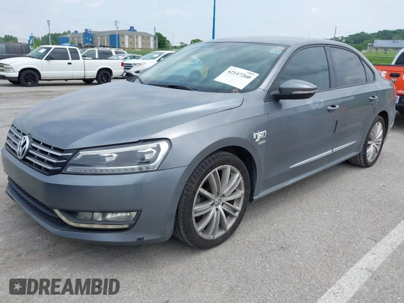 2012 Volkswagen Passat S z VIN 1VWAP7A39CC074390, wystawiony jako IAAI lot #42147260 z przebiegiem 114 996 mil mil oraz . Historia ofert i sprzedaży dostępna na DreamBid. Obrazek 2.