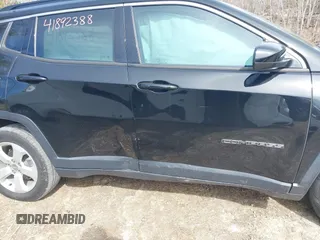 2019 Jeep Compass Latitude z VIN 3C4NJDBB9KT679054, wystawiony jako IAAI lot #41892388 z przebiegiem 61 382 mil mil oraz . Historia ofert i sprzedaży dostępna na DreamBid. Obrazek 6.