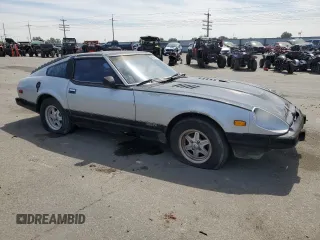 1982 Datsun 280ZX z VIN JN1HZ04SXCX448748, wystawiony jako Copart lot #87670125 z przebiegiem 136 264 mil mil oraz Szkody całkowita. Historia ofert i sprzedaży dostępna na DreamBid. Obrazek 4.