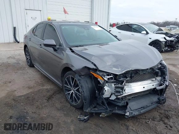 2021 Toyota Camry SE Nightshade with VIN 4T1G11AK0MU524308, listed as a IAAI auction lot 41654202 with 117,897 mi miles. Bid and sale history available at carsss.com. Image 1.