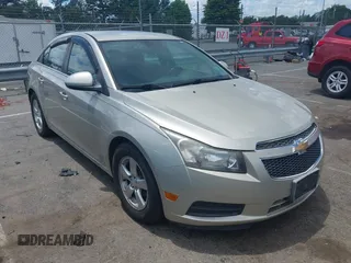 2014 Chevrolet Cruze 1LT z VIN 1G1PC5SB7E7455825, wystawiony jako IAAI lot #42537559 z przebiegiem 169 581 mil mil oraz . Historia ofert i sprzedaży dostępna na DreamBid. Obrazek 1.