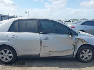 2008 Nissan Versa S z VIN 3N1BC11E68L405992, wystawiony jako IAAI lot #42060826 z przebiegiem 142 956 mil mil oraz . Historia ofert i sprzedaży dostępna na DreamBid. Obrazek 13.