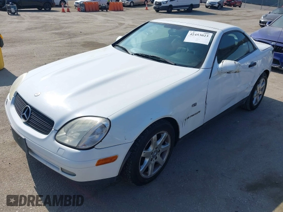 1999 Mercedes-Benz SLK 230/320 z VIN WDBKK47F7XF126995, wystawiony jako IAAI lot #42453023 z przebiegiem 215 676 mil mil oraz . Historia ofert i sprzedaży dostępna na DreamBid. Obrazek 2.