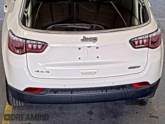 2019 Jeep Compass Latitude z VIN 3C4NJDBB1KT639096, wystawiony jako IAAI lot #42597978 z przebiegiem 110 803 mil mil oraz . Historia ofert i sprzedaży dostępna na DreamBid. Obrazek 30.