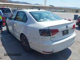 2015 Volkswagen Jetta SE с VIN 3VWD17AJ2FM406556, выставлен на аукционе IAAI как лот 42676945 с пробегом 153 903 миль миль и . История ставок и продаж доступна на DreamBid. Изображение 3.