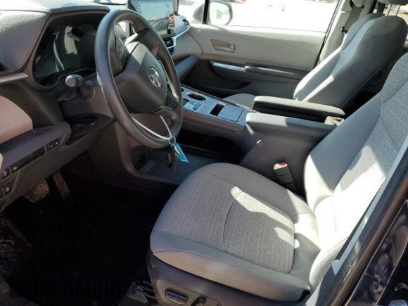 2024 Toyota Sienna LE z VIN 5TDBRKEC4RS190523, wystawiony jako Copart lot #50595115 z przebiegiem 32 437 mil mil oraz Czysty tytuł • Clean title. Historia ofert i sprzedaży dostępna na DreamBid. Obrazek 7.