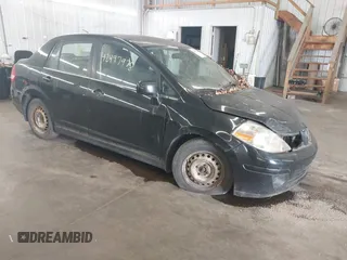 2007 Nissan Versa SL z VIN 3N1BC11E97L430772, wystawiony jako IAAI lot #42497978 z przebiegiem 174 151 mil mil oraz . Historia ofert i sprzedaży dostępna na DreamBid. Obrazek 1.