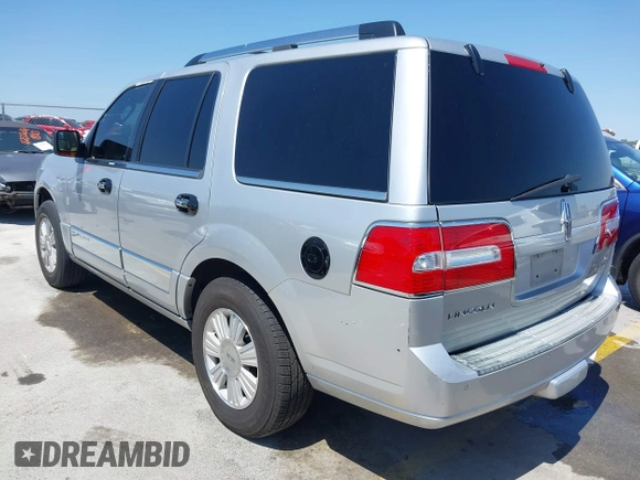 2013 Lincoln Navigator z VIN 5LMJJ2H58DEL03767, wystawiony jako IAAI lot #41986480 z przebiegiem 171 007 mil mil oraz . Historia ofert i sprzedaży dostępna na DreamBid. Obrazek 3.