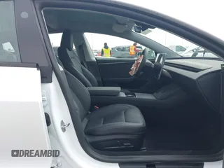 2025 Tesla Model 3 Long Range z VIN 5YJ3E1EB9SF904223, wystawiony jako IAAI lot #41611201 z przebiegiem 690 mil mil oraz . Historia ofert i sprzedaży dostępna na DreamBid. Obrazek 5.