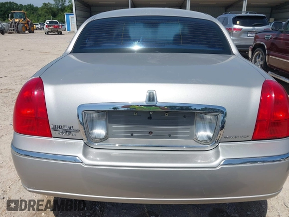 2008 Lincoln Town Car Limited z VIN 2LNHM82V78X632906, wystawiony jako IAAI lot #42247751 z przebiegiem 166 532 mil mil oraz . Historia ofert i sprzedaży dostępna na DreamBid. Obrazek 17.