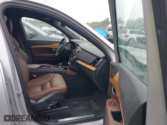 2023 Volvo XC90 Plus z VIN YV4062PN7P1954726, wystawiony jako IAAI lot #42049981 z przebiegiem 31 606 mil mil oraz . Historia ofert i sprzedaży dostępna na DreamBid. Obrazek 5.