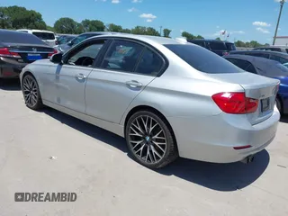 2013 BMW 3 Series 328i xDrive z VIN WBA3B3C56DF531025, wystawiony jako IAAI lot #42507909 z przebiegiem 97 331 mil mil oraz . Historia ofert i sprzedaży dostępna na DreamBid. Obrazek 3.