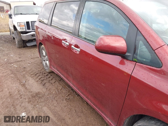 2018 Toyota Sienna SE with VIN 5TDXZ3DC0JS952795, listed as a IAAI auction lot 41729659 with 92,290 mi miles and . Bid and sale history available at DreamBid. Image 6.