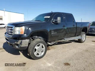 2013 GMC Sierra 2500HD SLT z VIN 1GT121C89DF194827, wystawiony jako Copart lot #57118415 z przebiegiem 104 669 mil mil oraz Szkoda całkowita • Salvage title. Historia ofert i sprzedaży dostępna na DreamBid. Obrazek 1.
