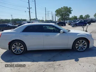 2018 Chrysler 300 Touring z VIN 2C3CCAAG9JH262459, wystawiony jako IAAI lot #42063815 z przebiegiem 135 472 mil mil oraz . Historia ofert i sprzedaży dostępna na DreamBid. Obrazek 13.