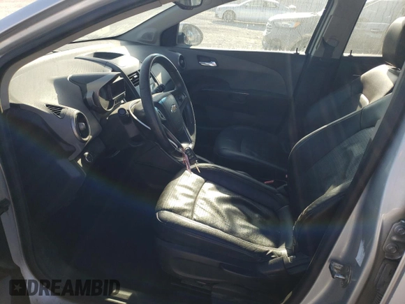 2012 Chevrolet Sonic LTZ z VIN 1G1JE6SH4C4101608, wystawiony jako Copart lot #53111725 z przebiegiem 203 012 mil mil oraz Szkoda całkowita • Salvage title. Historia ofert i sprzedaży dostępna na DreamBid. Obrazek 7.