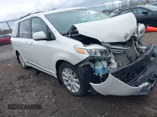2015 Toyota Sienna XLE with VIN 5TDYK3DC1FS527196, listed as a IAAI auction lot 41850596 with Not Provided miles. Bid and sale history available at carsss.com. Image 1.