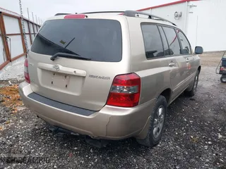 2006 Toyota Highlander w/3rd Row with VIN JTEDP21A660110930, listed as a IAAI auction lot 41521718 with 268,395 mi miles. Bid and sale history available at carsss.com. Image 4.