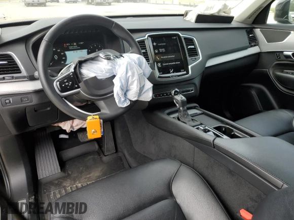 2022 Volvo XC90 Momentum with VIN YV4102CK3N1805700, listed as a Copart auction lot 82303984 with 31,877 mi miles and Salvage Title. Bid and sale history available at DreamBid. Image 8.