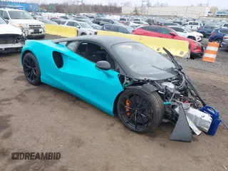 2023 McLaren Artura z VIN SBM16AEA2PW001787, wystawiony jako IAAI lot #41842771 z przebiegiem 2352 mil mil oraz . Historia ofert i sprzedaży dostępna na DreamBid. Obrazek 1.
