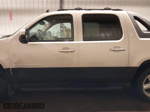 2007 Chevrolet Avalanche LTZ z VIN 3GNFK12367G139144, wystawiony jako IAAI lot #42148086 z przebiegiem 159 007 mil mil oraz . Historia ofert i sprzedaży dostępna na DreamBid. Obrazek 15.