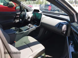 2024 Toyota bZ4X XLE z VIN JTMABACA5RA070254, wystawiony jako IAAI lot #42427736 z przebiegiem 5 718 mil mil oraz . Historia ofert i sprzedaży dostępna na DreamBid. Obrazek 5.