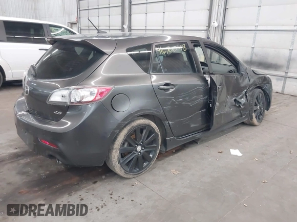2011 Mazda 3 S Grand Touring z VIN JM1BL1M53B1432526, wystawiony jako IAAI lot #41670048 z przebiegiem 105 407 mil mil oraz . Historia ofert i sprzedaży dostępna na DreamBid. Obrazek 4.