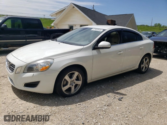 2013 Volvo S60 T5 Premier z VIN YV1612FS6D2204799, wystawiony jako Copart lot #57465945 z przebiegiem 122 604 mil mil oraz Czysty tytuł • Clean title. Historia ofert i sprzedaży dostępna na DreamBid. Obrazek 1.