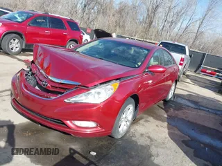 2013 Hyundai Sonata GLS z VIN 5NPEB4AC5DH676923, wystawiony jako IAAI lot #41805315 z przebiegiem 178 563 mil mil oraz . Historia ofert i sprzedaży dostępna na DreamBid. Obrazek 2.
