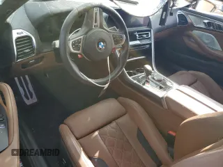 2022 BMW M8 Competition z VIN WBSAE0C04NCJ11232, wystawiony jako Copart lot #72020954 z przebiegiem Nie podano mil oraz Szkoda całkowita • Salvage title. Historia ofert i sprzedaży dostępna na DreamBid. Obrazek 8.