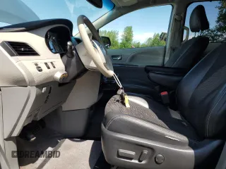 2014 Toyota Sienna SE z VIN 5TDXK3DC1ES457564, wystawiony jako Copart lot #59390205 z przebiegiem 131 090 mil mil oraz Szkoda całkowita • Salvage title. Historia ofert i sprzedaży dostępna na DreamBid. Obrazek 7.