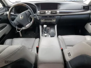 2016 Lexus LS 460 z VIN JTHCL5EF2G5026979, wystawiony jako Copart lot #50082125 z przebiegiem 99 336 mil mil oraz Szkoda całkowita • Salvage title. Historia ofert i sprzedaży dostępna na DreamBid. Obrazek 8.