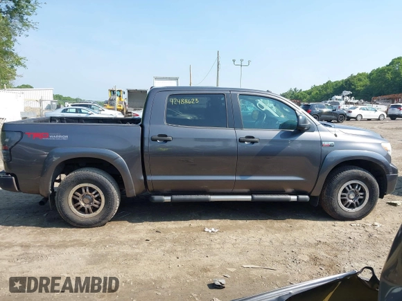 2013 Toyota Tundra z VIN 5TFDY5F18DX277032, wystawiony jako IAAI lot #42488623 z przebiegiem 287 801 mil mil oraz . Historia ofert i sprzedaży dostępna na DreamBid. Obrazek 14.