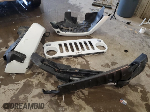 2015 Jeep Wrangler Unlimited Altitude с VIN 1C4HJWEG3FL559879, выставлен на аукционе Copart как лот 61054505 с пробегом 100 123 миль миль и На запчасти • Non repairable. История ставок и продаж доступна на DreamBid. Изображение 13.