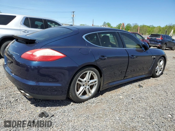 2012 Porsche Panamera S z VIN WP0AB2A75CL061272, wystawiony jako Copart lot #55050695 z przebiegiem 156 293 mil mil oraz Czysty tytuł • Clean title. Historia ofert i sprzedaży dostępna na DreamBid. Obrazek 3.