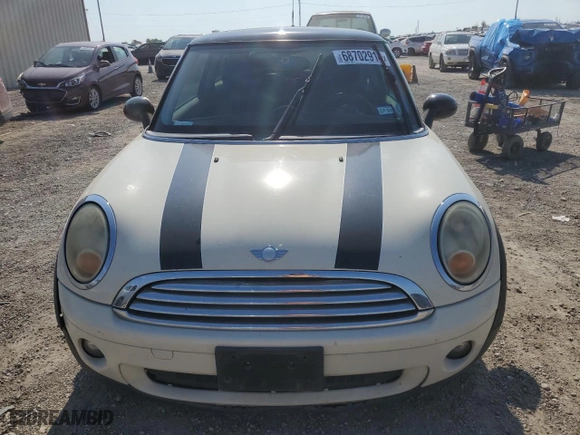 2009 MINI Cooper Hardtop with VIN WMWMF33589TT69934, listed as a Copart auction lot 43275705 with 157,482 mi miles and Clean Title. Bid and sale history available at carsss.com. Image 5.