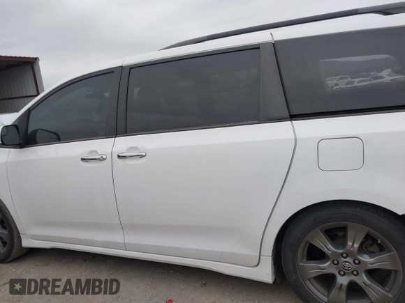 2018 Toyota Sienna SE with VIN 5TDXZ3DC3JS910458, listed as a IAAI auction lot 40980174 with 133,139 mi miles and . Bid and sale history available at DreamBid. Image 14.