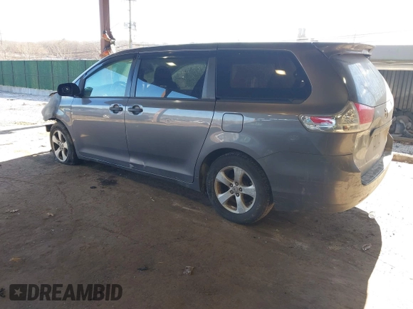 2011 Toyota Sienna with VIN 5TDZK3DC0BS075319, listed as a IAAI auction lot 41458855 with 211,583 mi miles. Bid and sale history available at carsss.com. Image 3.