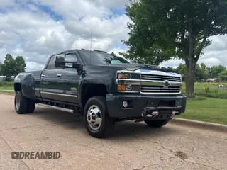 2017 Chevrolet Silverado 3500HD High Country z VIN 1GC4K1EY9HF160774, wystawiony jako Copart lot #58665585 z przebiegiem 388 613 mil mil oraz Tytuł czysty. Historia ofert i sprzedaży dostępna na DreamBid. Obrazek 1.