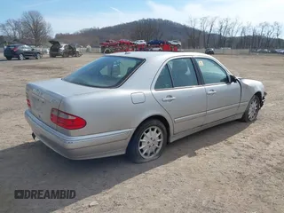 2000 Mercedes-Benz E-Class with VIN WDBJF82J0YX037784, listed as a IAAI auction lot 41768970 with 144,062 mi miles. Bid and sale history available at carsss.com. Image 4.