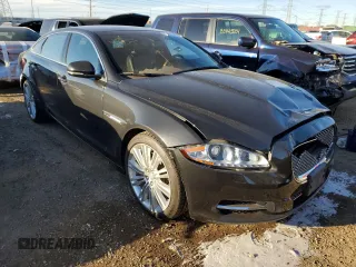 2015 Jaguar XJ Portfolio z VIN SAJWJ2GD9F8V85717, wystawiony jako Copart lot #82539734 z przebiegiem 113 721 mil mil oraz Szkoda całkowita • Salvage title. Historia ofert i sprzedaży dostępna na DreamBid. Obrazek 4.