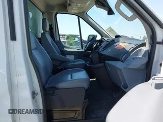 2018 Ford Transit z VIN 1FDBF8ZM6JKA62161, wystawiony jako IAAI lot #42468263 z przebiegiem 70 057 mil mil oraz . Historia ofert i sprzedaży dostępna na DreamBid. Obrazek 5.