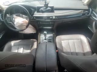2015 BMW X5 xDrive35i z VIN 5UXKR0C53F0K61488, wystawiony jako Copart lot #57421645 z przebiegiem Nie podano mil oraz Szkoda całkowita • Salvage title. Historia ofert i sprzedaży dostępna na DreamBid. Obrazek 8.