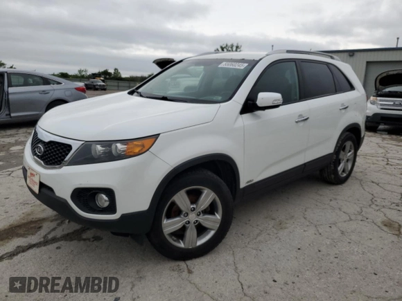 2013 Kia Sorento EX z VIN 5XYKUDA24DG411065, wystawiony jako Copart lot #55060245 z przebiegiem 171 799 mil mil oraz Czysty tytuł • Clean title. Historia ofert i sprzedaży dostępna na DreamBid. Obrazek 1.