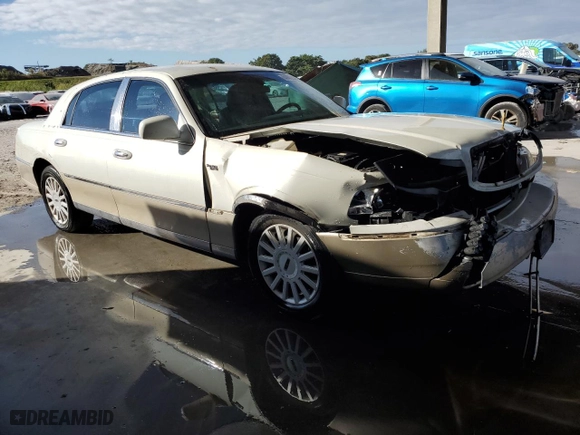 2005 Lincoln Town Car Signature Limited with VIN 1LNHM82W35Y662117, listed as a Copart auction lot 84453374 with 163,221 mi miles and Salvage Title. Bid and sale history available at carsss.com. Image 4.