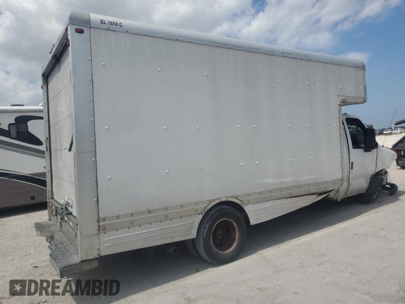 2009 Ford Econoline Cargo z VIN 1FDXE45S89DA10861, wystawiony jako Copart lot #50713435 z przebiegiem 209 070 mil mil oraz Szkoda całkowita • Salvage title. Historia ofert i sprzedaży dostępna na DreamBid. Obrazek 3.
